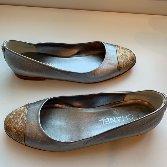SOLD Chanel Silver with gold accent flats - Picture 5 of 6